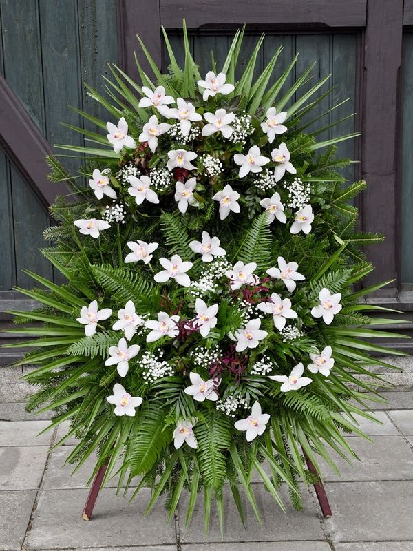 wieniec pogrzebowy z białymi kwiatami